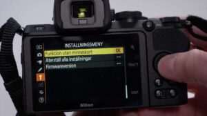 Baksidan av en systemkamera där displayen visar en inställningsmeny