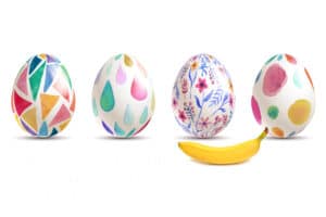 4 vackert målade påskägg och en banan