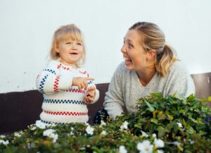 foto på en kvinna och en liten flicka mot en husvägg