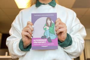 Kvinna håller i boken