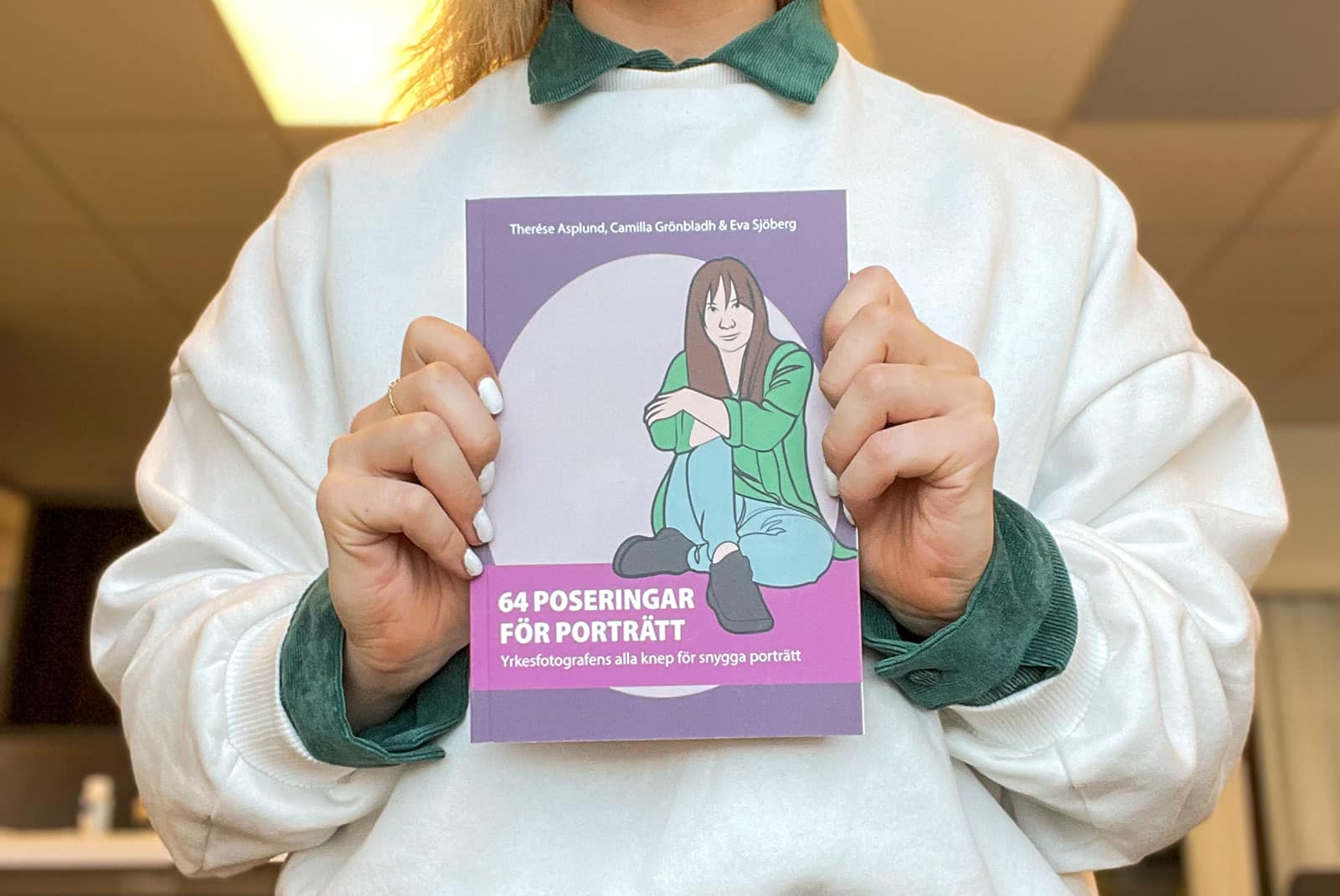 Kvinna håller i boken