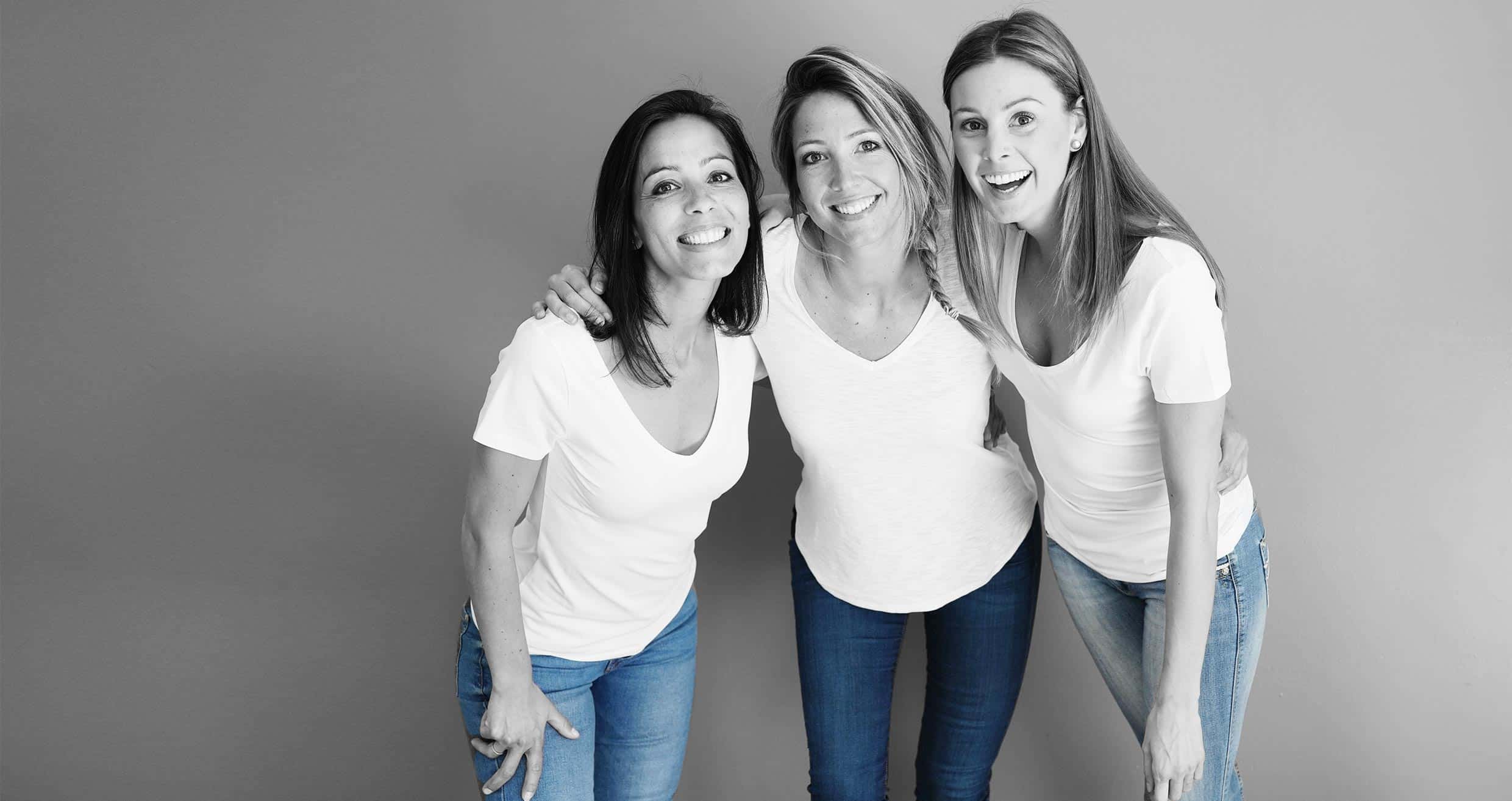 En svartvit bild på 3 kvinnor, men med jeansen i färgen blått