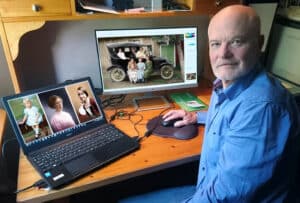 Kenty Magnusson vid sitt skrivbord där han arbetar med att restaurera och kolorera äldre foton.