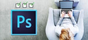 En person sitter vid sin laptop. Till vänster finns Photoshops logotyp med tre gröna bockar ovanför.