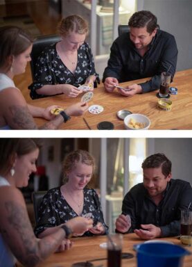 Översta bilden visar tre personer som sitter vid ett bord och spelar kort fotograferade ovanifrån, den nedre samma motiv fotat i ögonhöjd.