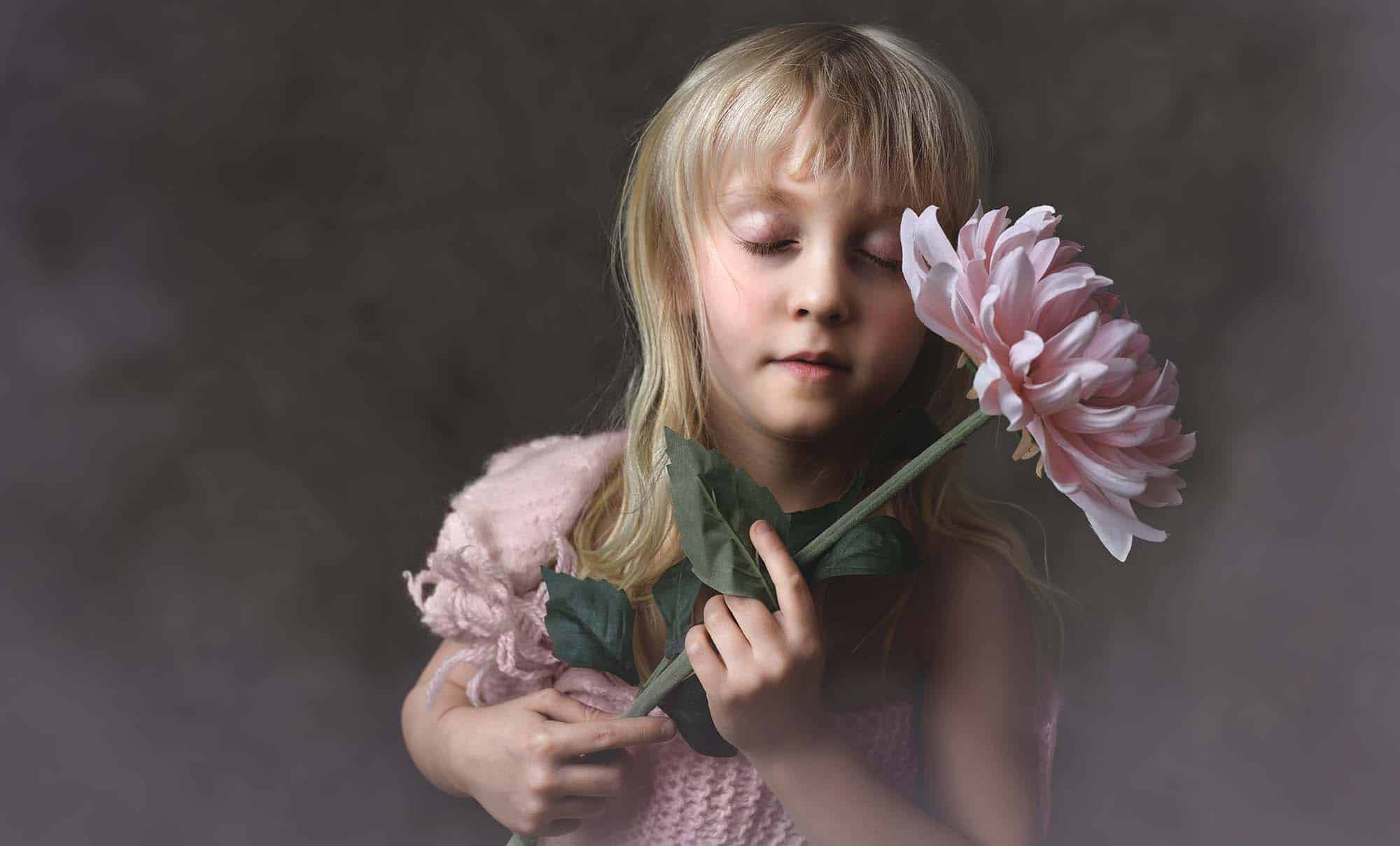 Bild med flicka och blomma där en overlay har använts