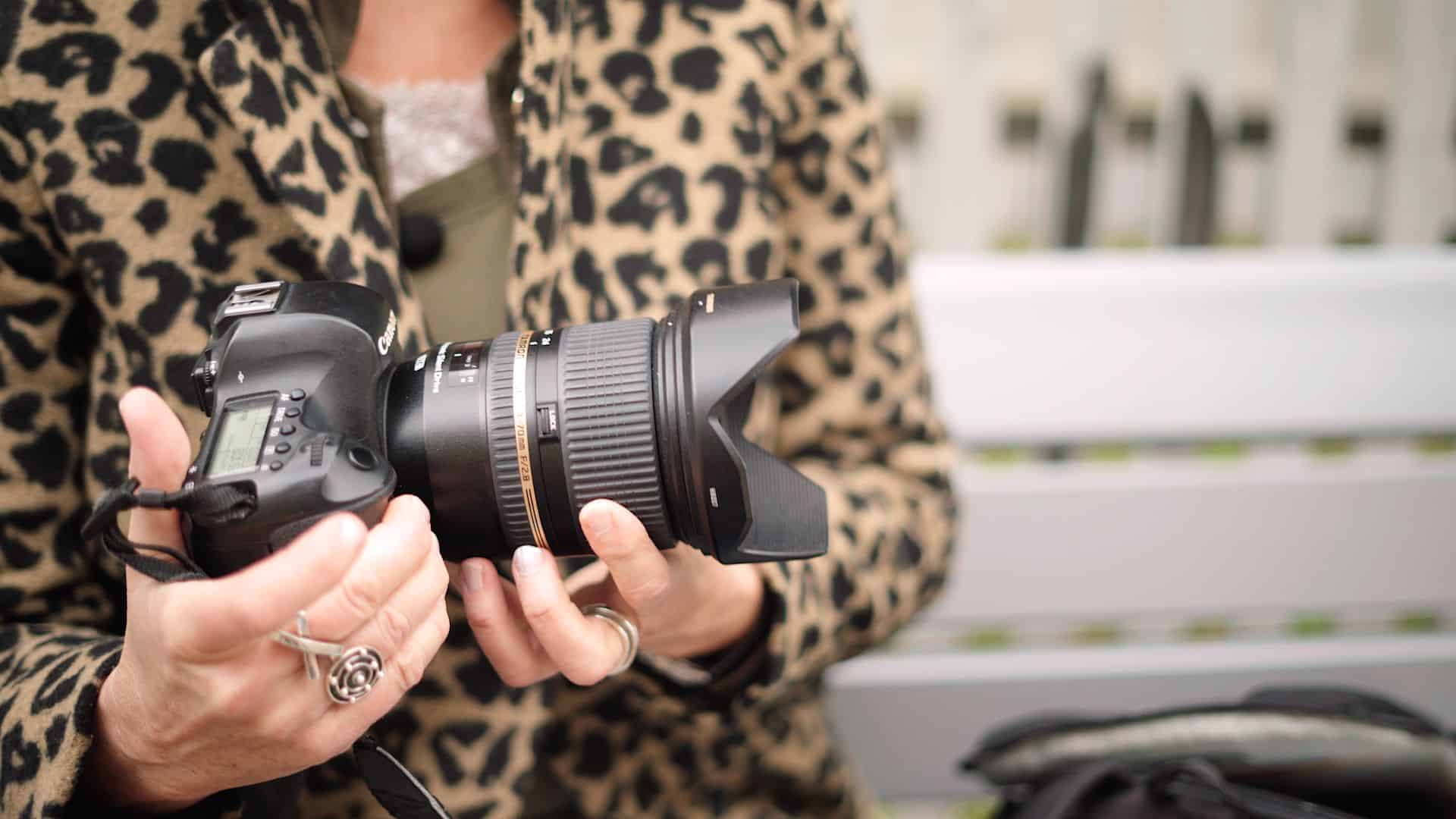 fotograf håller i kamera