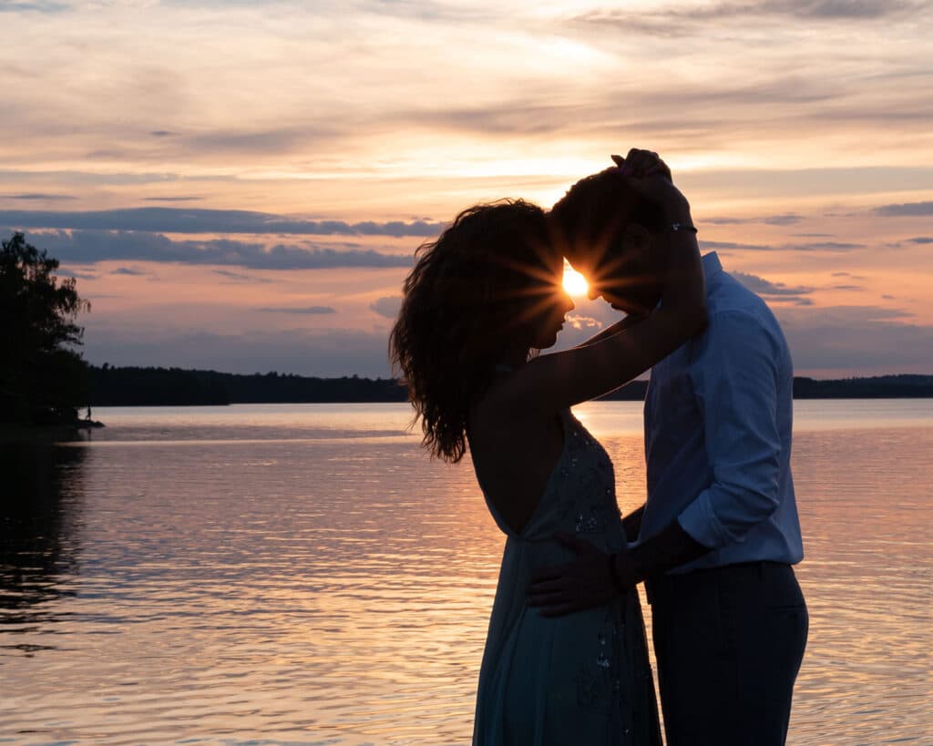 Siluettbild av ett par som omfamnar varandra med solnedgång i bakgrunden. Fotograferat av Moderskeppets medlem Linnéa Heinerborg