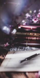 Stilleben fotograferat av Linnéa Heinerborg med prisma framför linsen som skapar vackra effekter.