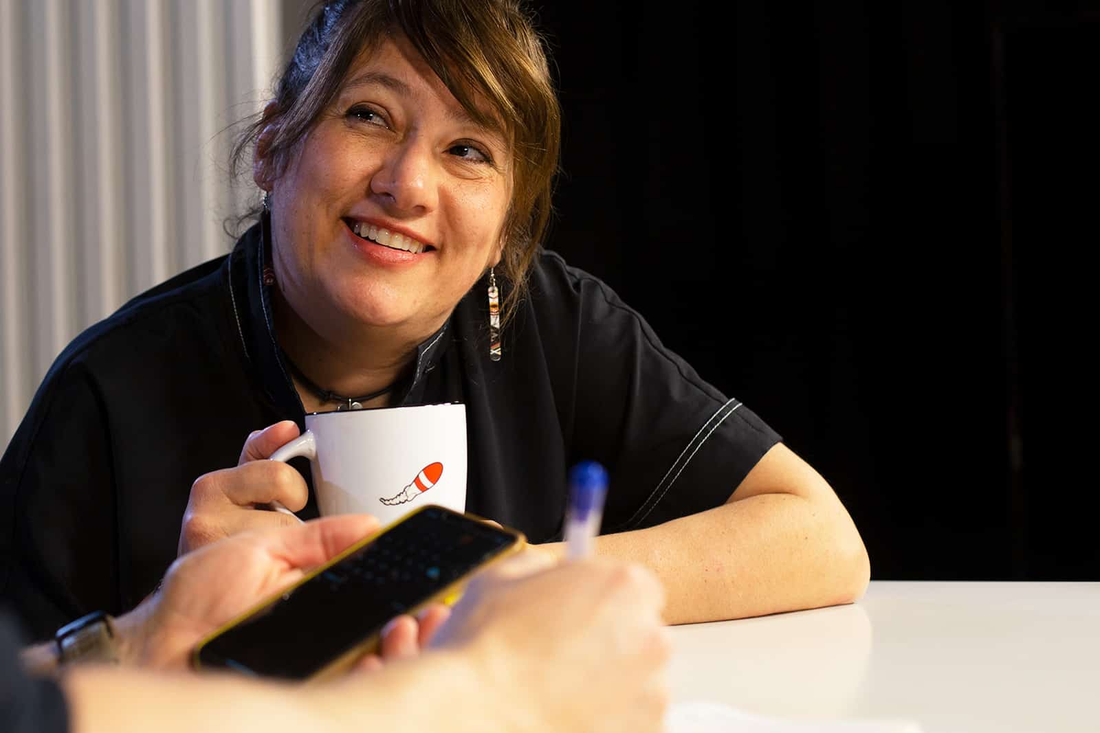 Juliana Wiklund med en kopp kaffe i handen
