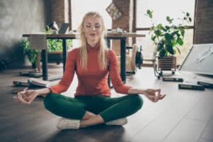 Bild i full storlek av drömmande verkställande arbetskvinna, har mycket jobbproblem sitt golv försök lugn öva yoga övning meditera i stökigt stort företagskontor