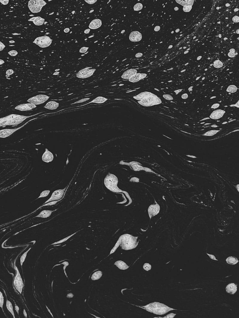 Skum i en liten vattensamling